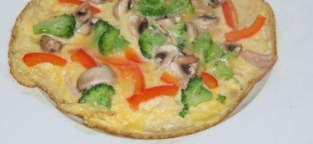Omlet z serem, szynką i warzywami...