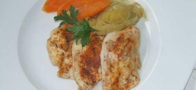 Aromatyczna pierś z kurczaka zapiekana w marchewce