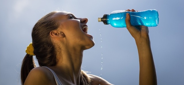 Bezkaloryczne napoje dla osób aktywnych – tuczą czy pomagają schudnąć?
