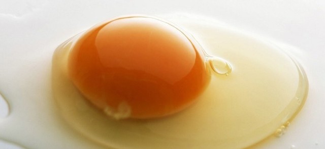 Picie surowych jaj nie wzmocni Twoich mięśni