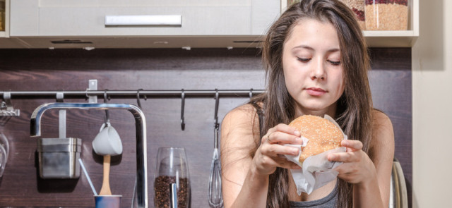 Jedzenie z nudów – prosty sposób na pogorszenie estetyki sylwetki