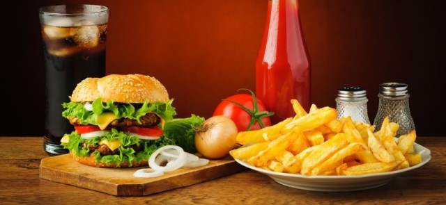 Hamburger i frytki z colą jako posiłek potreningowy