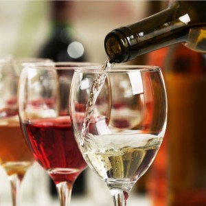 Czy wino tuczy? Czy na diecie można pić wino? Ile kalorii ma wino, piwo i wódka?