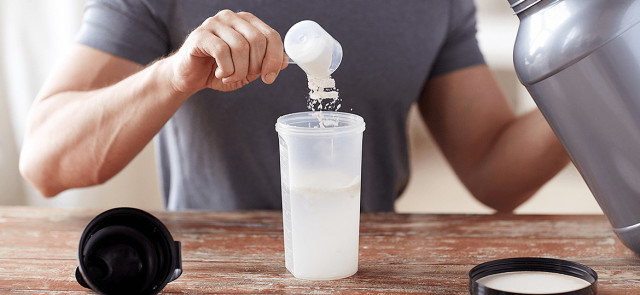 Z czym pić białko – z mlekiem czy z wodą?