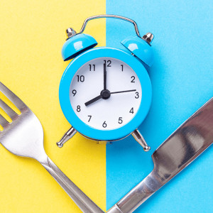 Intermittent fasting i budowa masy – w jaki sposób post sprzyja rozwojowi muskulatury?
