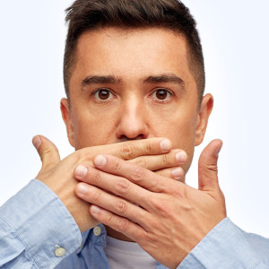 Zapach kału z ust – co zrobić, gdy Twój oddech pachnie jak odchody?