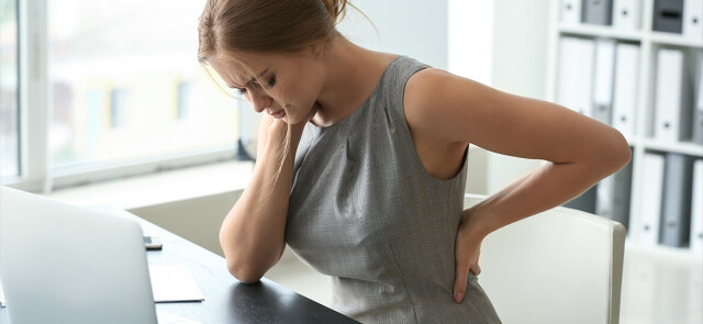 Jak złagodzić ból szyi po całym dniu siedzenia za biurkiem?