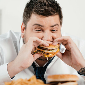Szybkie i łapczywe jedzenie przyczyną nadwagi?