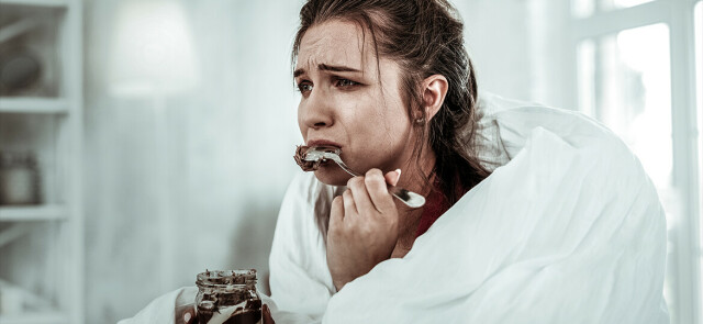 Czym różni się jedzenie emocjonalne od napadowego objadania się?