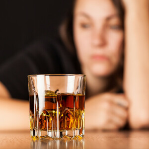 Ilu ludzi zabija alkohol w USA? Jak wpływa na ryzyko raka?
