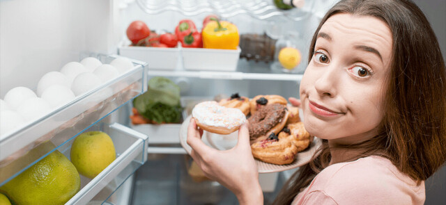 Czy podjadanie między posiłkami jest groźne dla sylwetki?