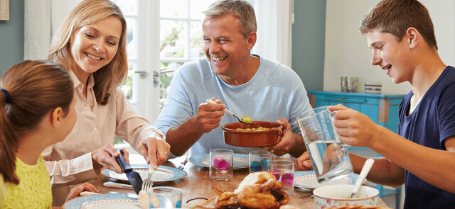 Wspólne rodzinne posiłki – czyli dlaczego warto jeść razem?